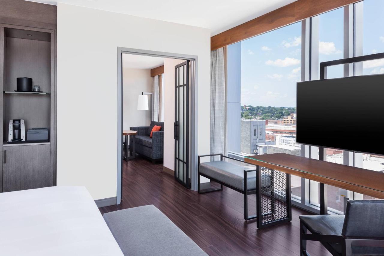 Hotel Lancaster Marriott at Penn Square Esterno foto