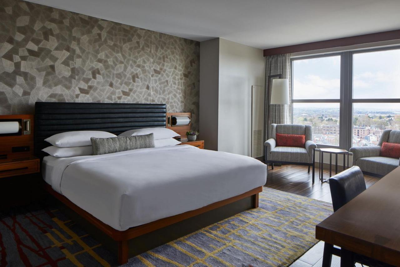 Hotel Lancaster Marriott at Penn Square Esterno foto
