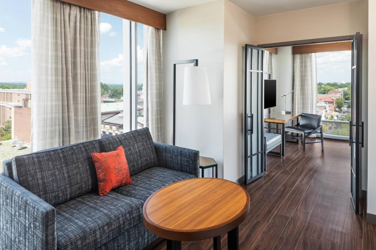Hotel Lancaster Marriott at Penn Square Esterno foto