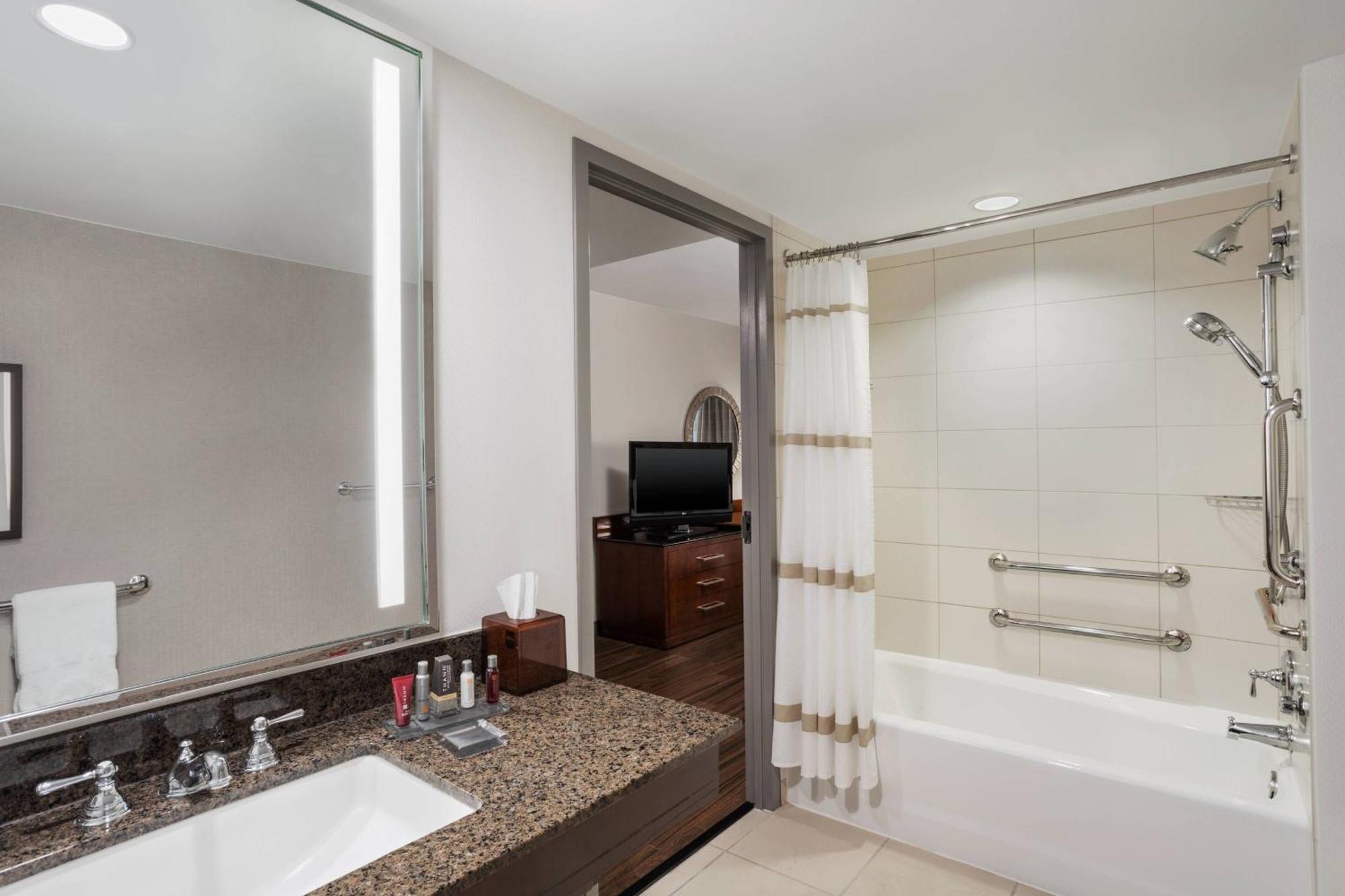 Hotel Lancaster Marriott at Penn Square Esterno foto