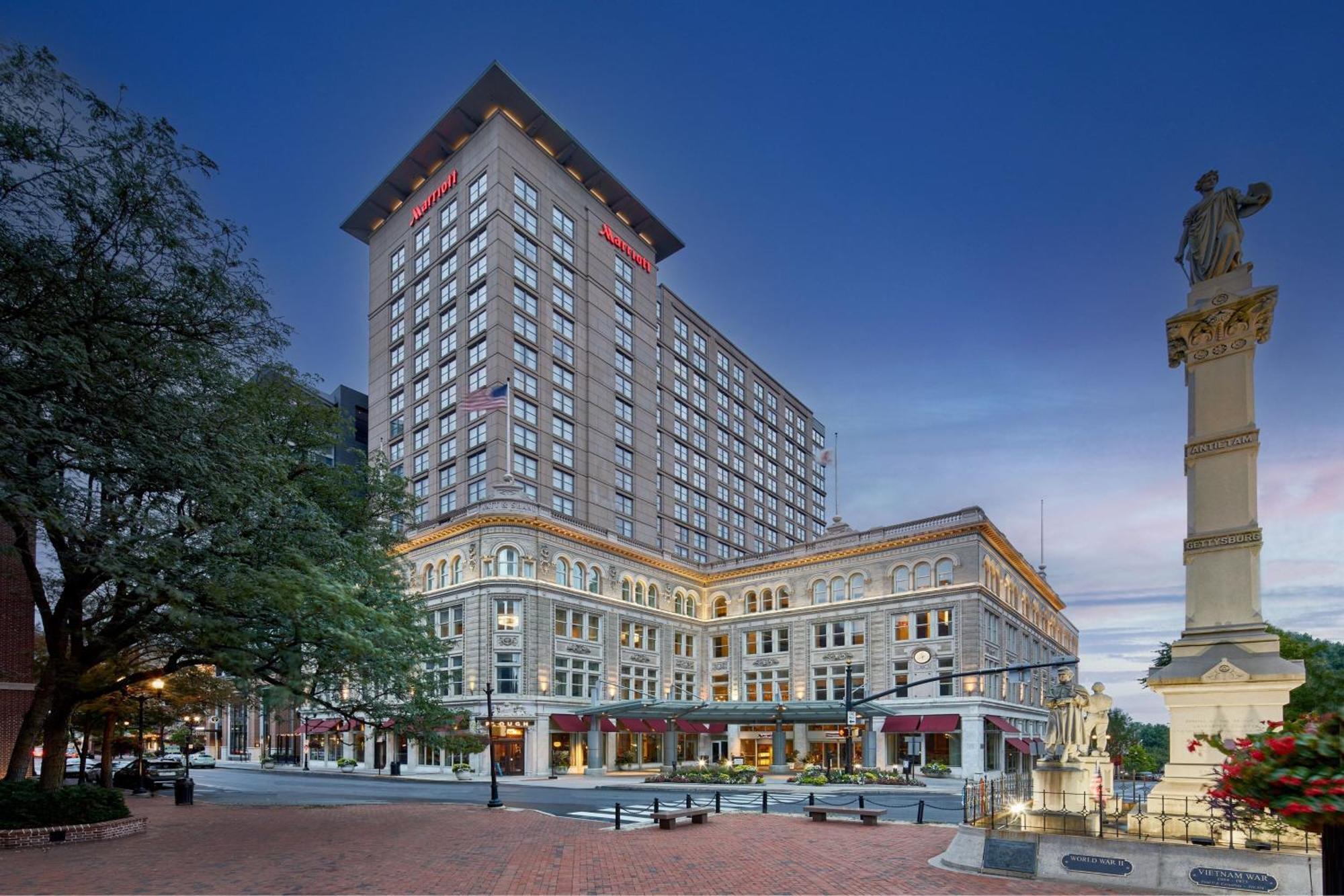 Hotel Lancaster Marriott at Penn Square Esterno foto